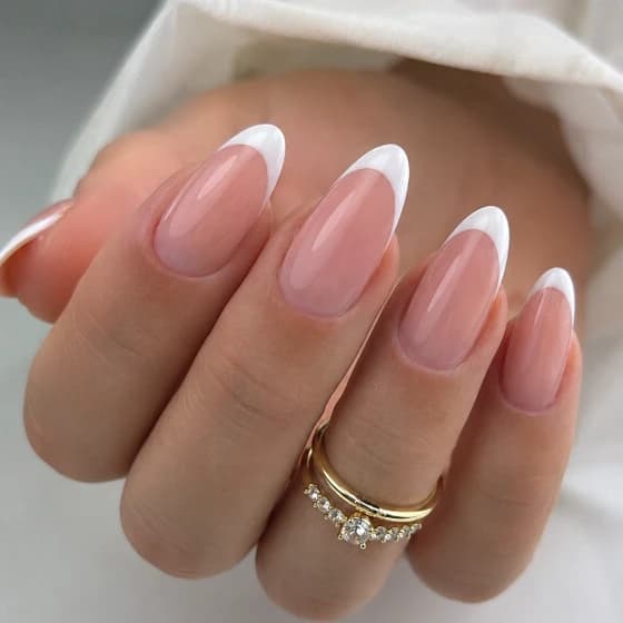 Unhas amendoadas com francesinha clássica impecável
